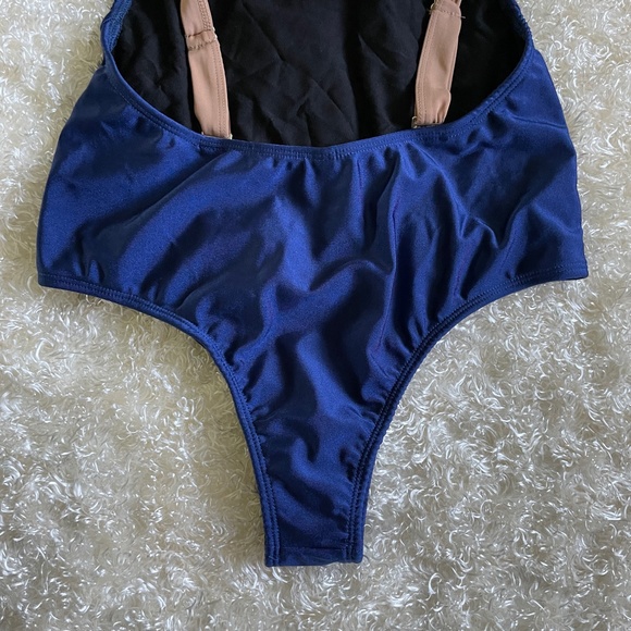 Bikini - Picture 6 of 7